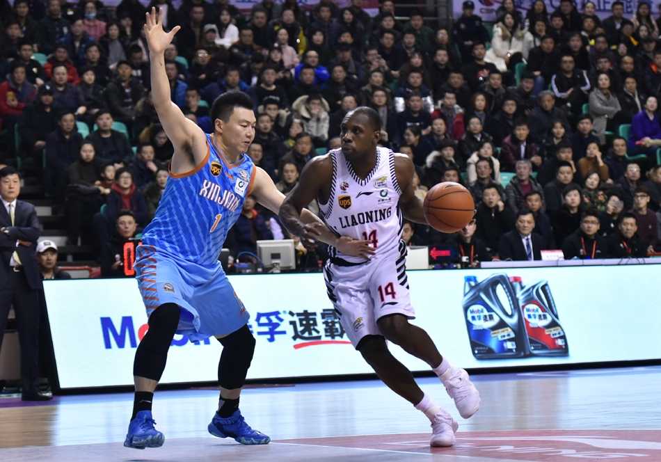 辽疆大战强势双杀卫冕冠军 巴斯韩德君联手摧毁新疆内线 辽宁队外援巴斯在新疆队内线严密防守下,依然凭借强大的核心力量强行起飞,以一记势大力沉的单手劈扣终结进攻,瞬间点燃了主场球迷的激情。