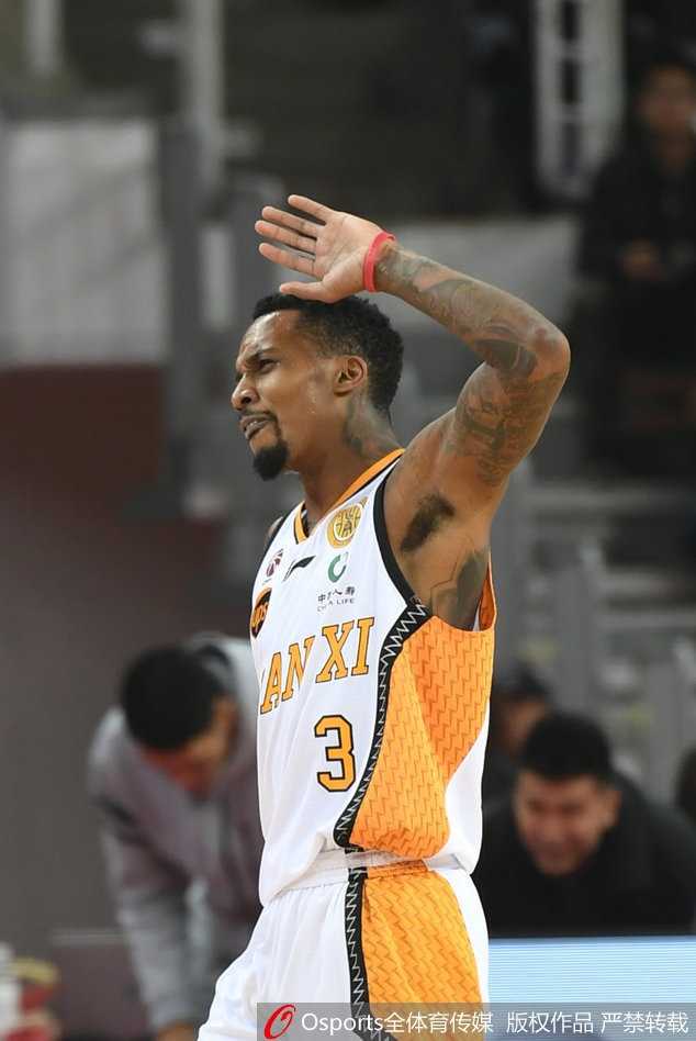 李晓旭在肌肉丛林中高高跃起，用标志性的点抢动作生生从斯科拉头上摘下前场篮板，为辽宁队拼出宝贵的二次进攻机会。