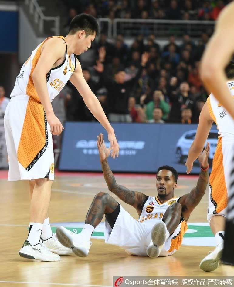 终场哨响，辽宁球员紧紧围成一圈庆祝这场来之不易的逆转胜利，郭艾伦与队友击掌相庆，脸上写满了属于强者的骄傲。