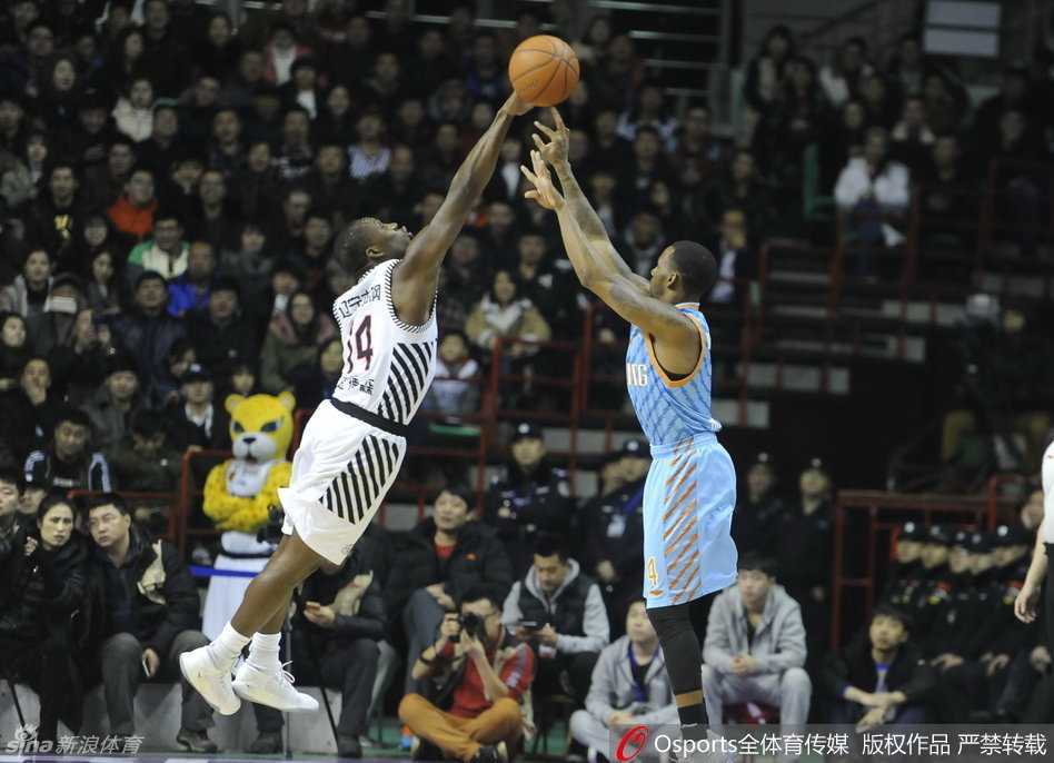 郭士强场边振臂指挥，神情激昂，为弟子们的每一次精彩配合呐喊鼓劲