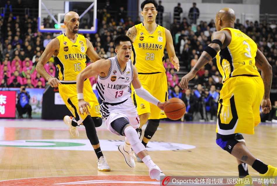 马布里持球突破，尽管身披北控战袍，但面对旧主的他依然杀气腾腾，领袖气质不减当年