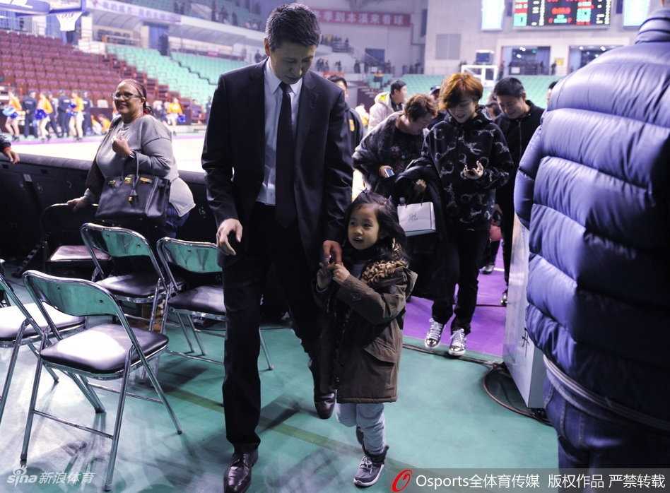聚光灯打在离场的通道上，郭士强抱着女儿大步流星地走着，怀里的孩子紧紧搂着爸爸的脖子，身后是逐渐散去的观众看台，喧嚣散去，只剩下属于父子俩的宁静时光