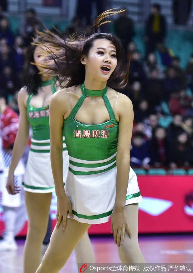 篮球宝贝扎着清爽马尾，身着亮黄色助威服，面对镜头露出沁人心脾的甜美笑容，仿佛冬日里的一缕暖阳。