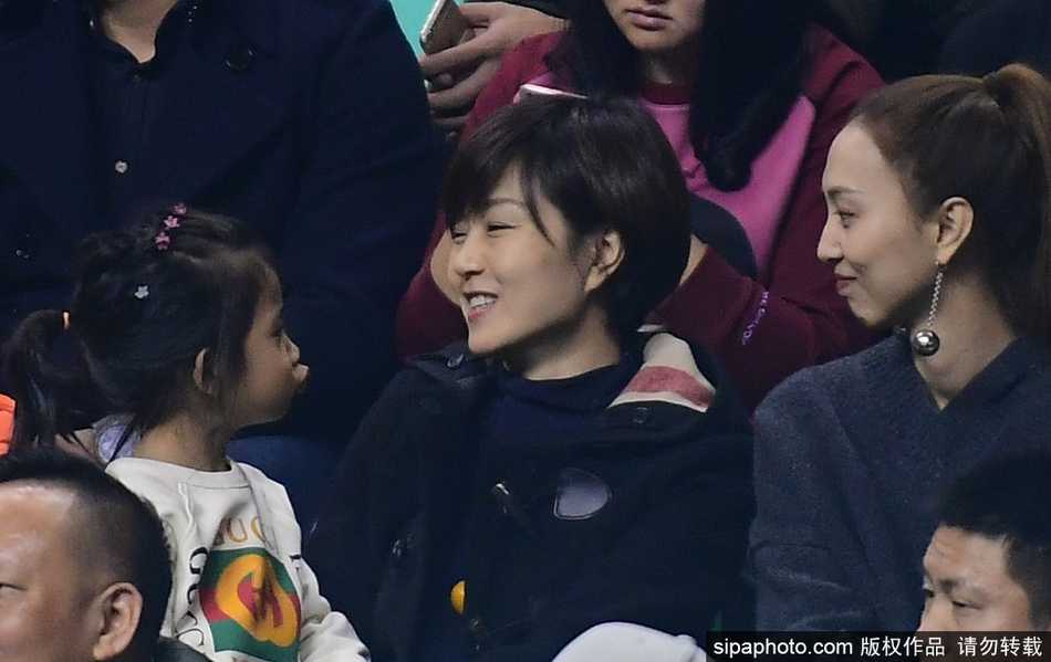 中场休息时，李晓旭爱妻的眼神依然流连在场上，那份关切与期待，仿佛是在等待英雄归来的宁静守望。