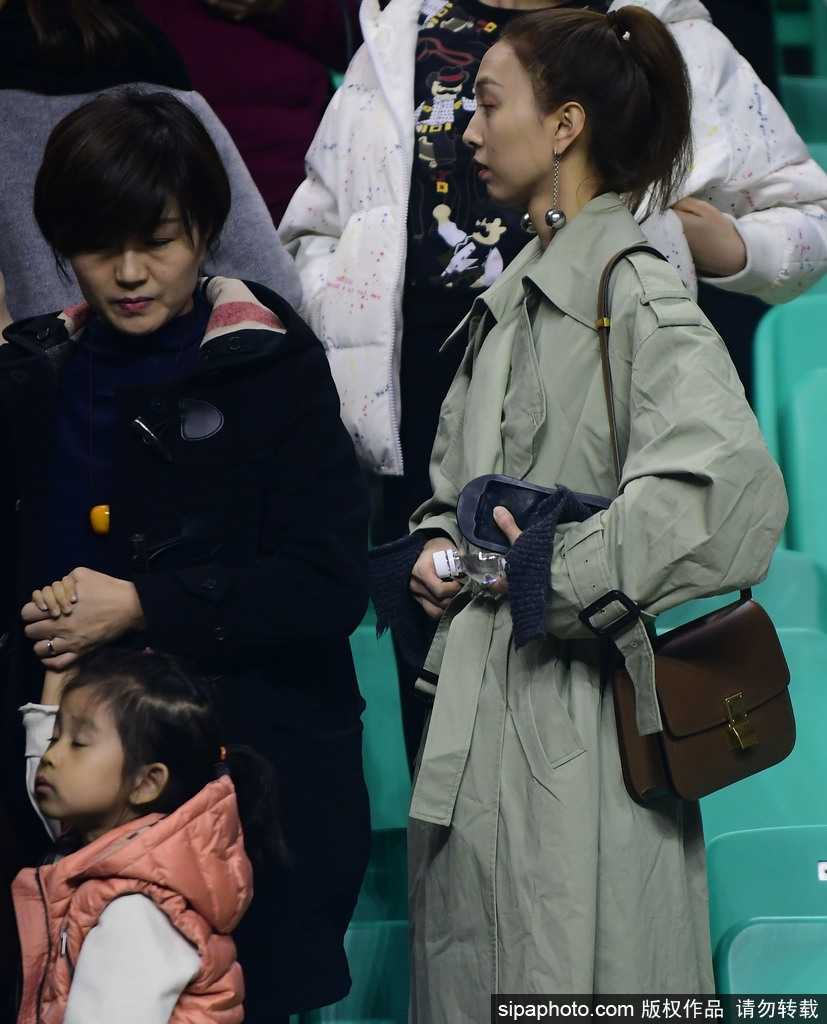 郭士强妻女与李晓旭爱妻在看台上组成了一道特殊的风景线，她们是辽篮将士最坚强的后盾，用爱与陪伴见证着每一个荣耀时刻。