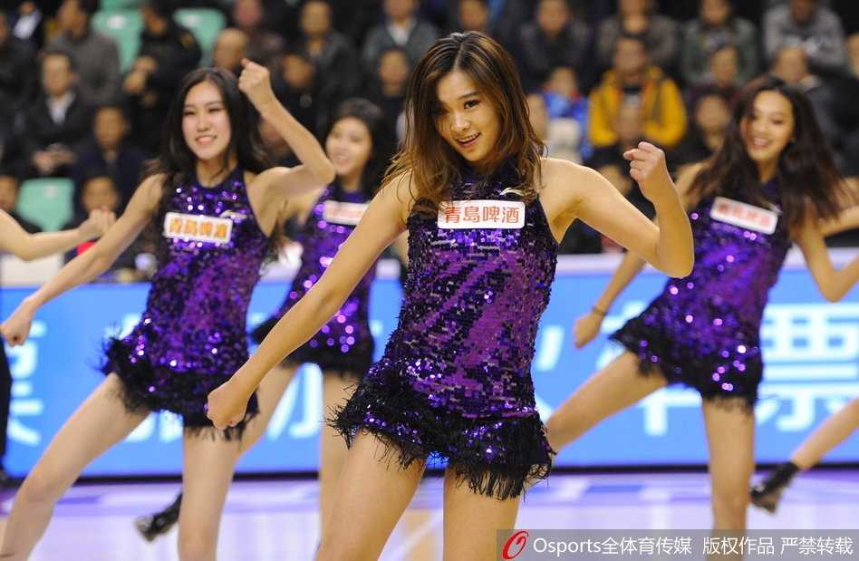 辽篮主场最美风景线 篮球宝贝热舞点燃冬日激情 表演结束后,篮球宝贝们向着看台挥手致意,感谢球迷们的热情支持,她们真诚的笑容拉近了与观众的距离,让整个球馆充满了温馨与感动。