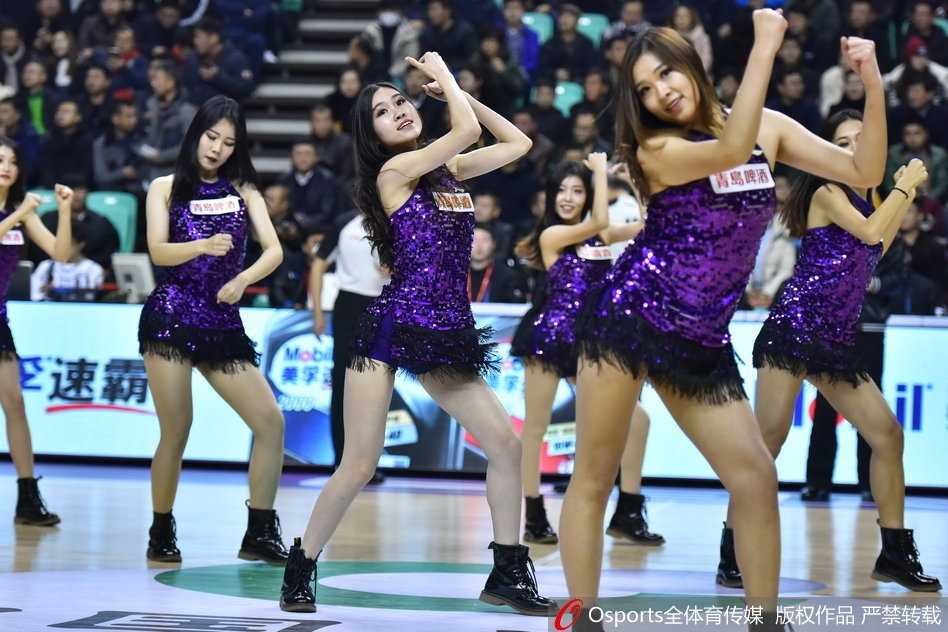 辽篮主场最美风景线 篮球宝贝热舞点燃冬日激情 辽宁主场篮球宝贝们身着闪亮金黄流苏战袍,随着动感节拍奋力跃起,她们飞扬的发丝和灿烂的笑容瞬间点燃了全场观众的热情。