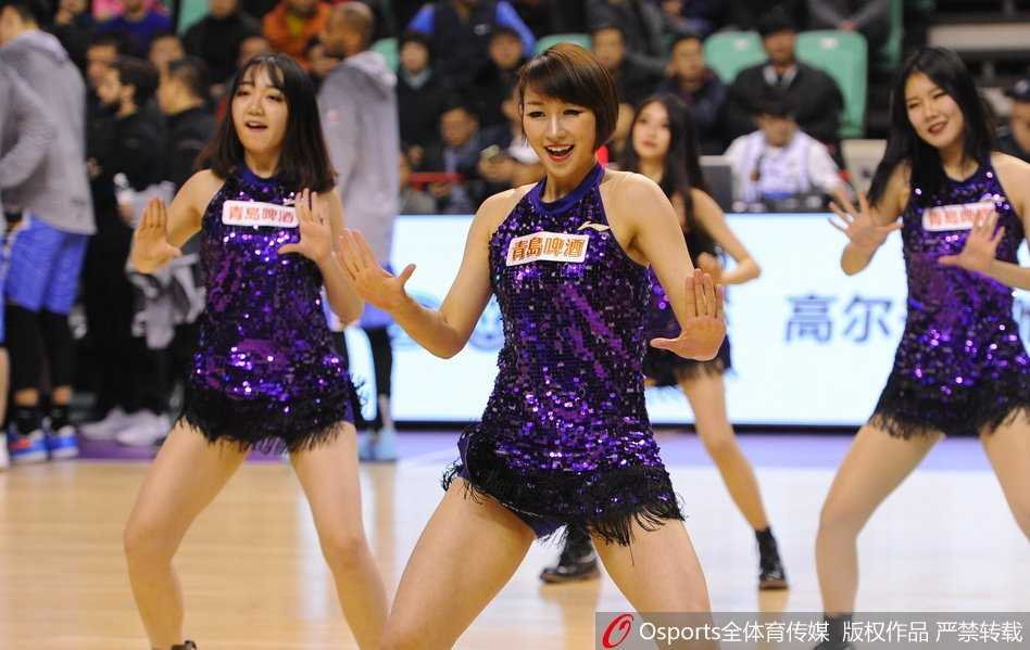 辽篮主场最美风景线 篮球宝贝热舞点燃冬日激情 完成一套高难度舞蹈动作后,篮球宝贝们摆出帅气十足的定格姿势,她们专注的神情和整齐的队形,展现出平日刻苦训练的扎实功底。