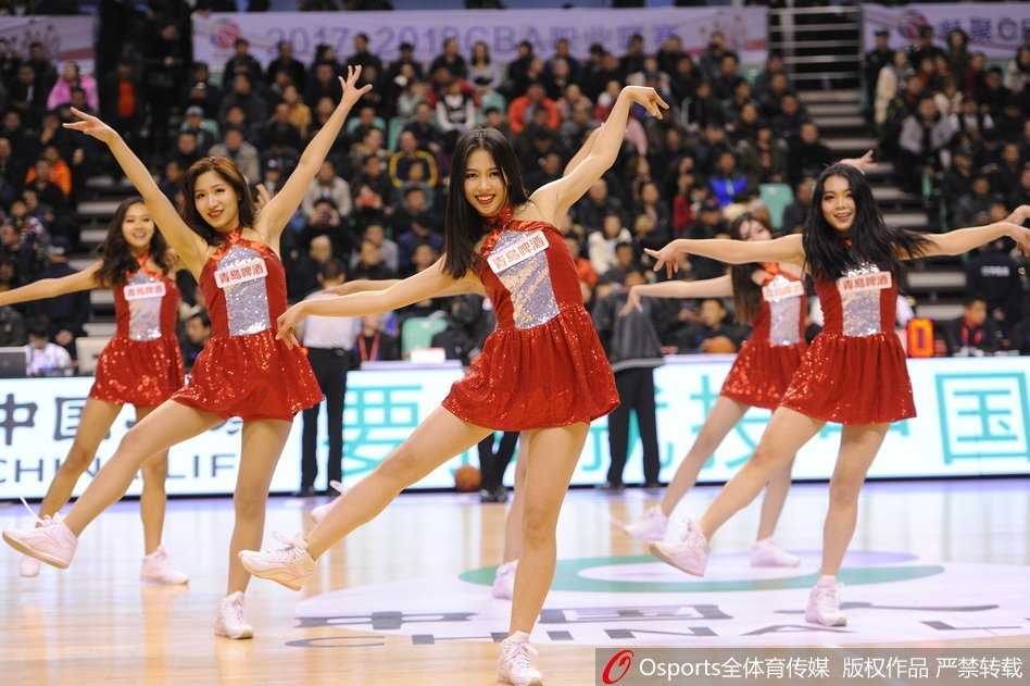 伴随着动感的旋律，辽宁篮球宝贝们统一身着亮黄色啦啦队服，在场地中央整齐划一地跃起，修长的美腿和充满力量感的舞步瞬间抓住了全场观众的目光。