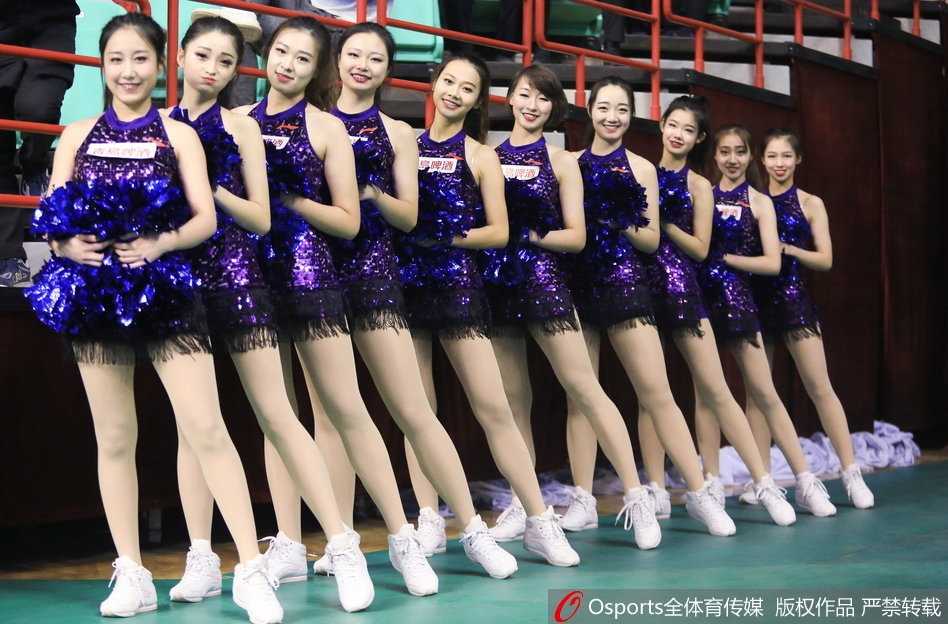 暂停时间到，宝贝们迅速变换队形。即使在快速移动中，她们依然保持着精准的站位和优美的姿态，专业的素养在这一刻展露无遗，为紧张的比赛增添了一抹灵动的色彩。