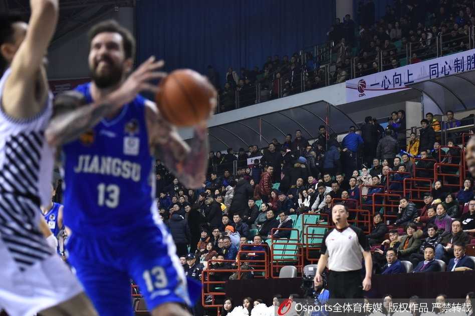 辽篮主场爆冷不敌江苏 球迷心碎提前退场 比赛尚未完全结束,但球场通道入口处,几位辽宁球迷的背影渐渐远去,他们选择了提前离场,将球场内的喧嚣和失利的苦果留在了身后,这一幕令人无限唏嘘。