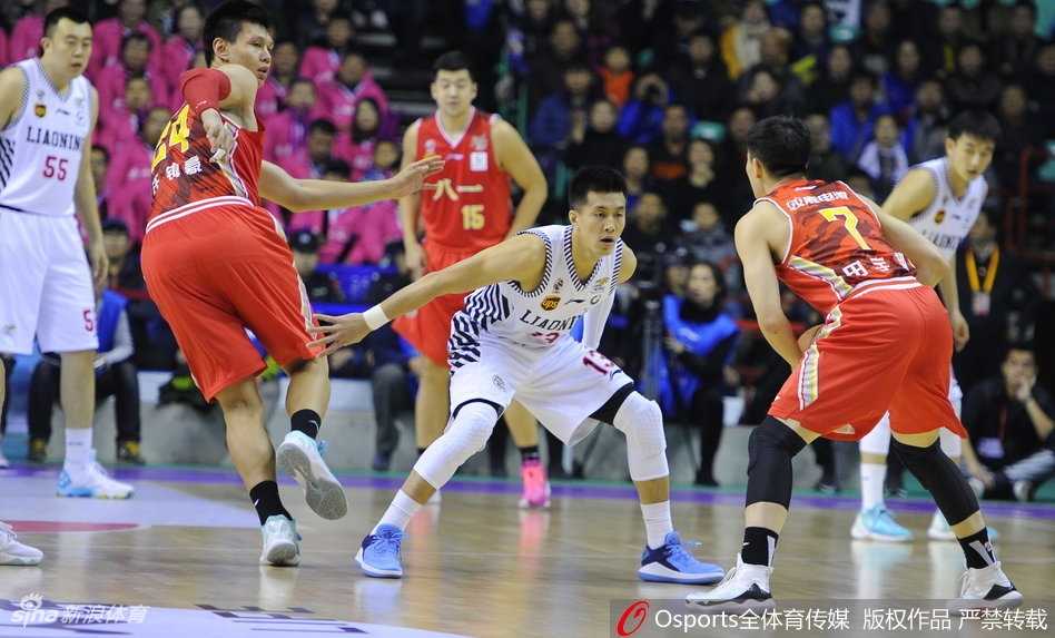 郭艾伦在人群中穿梭，用令人眼花缭乱的运球撕开八一队的整条防线，高高跃起完成高难度拉杆上篮，尽显亚洲第一控卫风采。