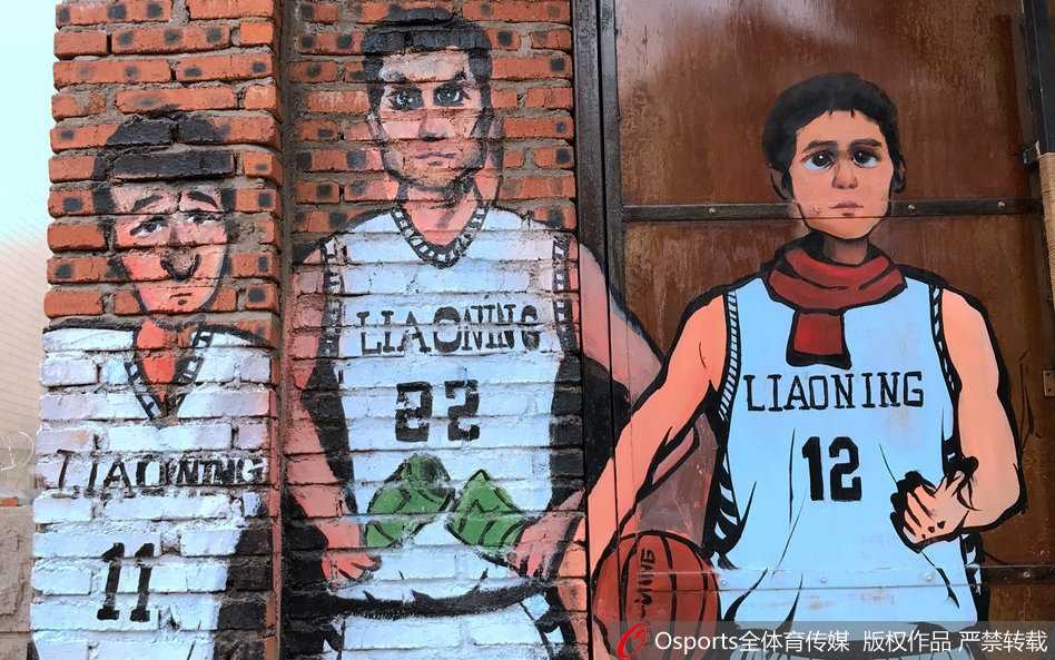 辽篮众将化身街头漫画英雄,大韩板砖小旭酒瓶演绎社会人儿 李晓旭手握啤酒瓶霸气侧漏,眼神凌厉仿佛在说:‘我的地盘我做主’