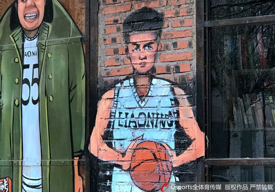 辽篮众将化身街头漫画英雄,大韩板砖小旭酒瓶演绎社会人儿 贺天举脱下球衣大秀背部纹身,一改往日伤病阴霾,尽显东北汉子的狂野本色