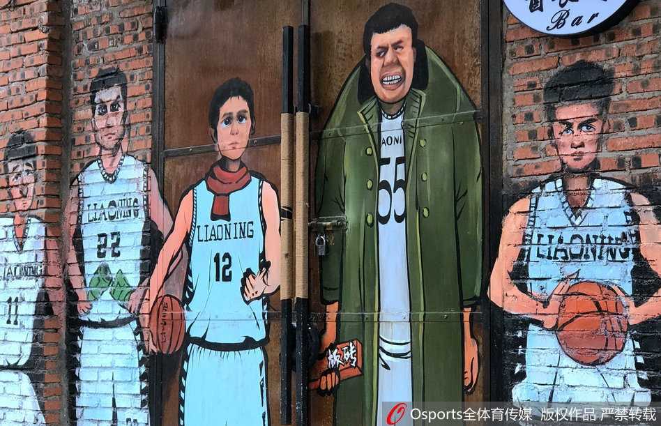 辽篮众将化身街头漫画英雄,大韩板砖小旭酒瓶演绎社会人儿 身披军大衣的韩德君化身街头硬汉,手拿板砖面带憨笑,霸气中透着几分可爱