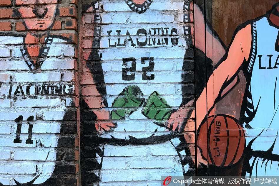 辽篮众将化身街头漫画英雄,大韩板砖小旭酒瓶演绎社会人儿 整面漫画墙全景展现辽篮群像,打造出最具烟火气的CBA街头篮球氛围