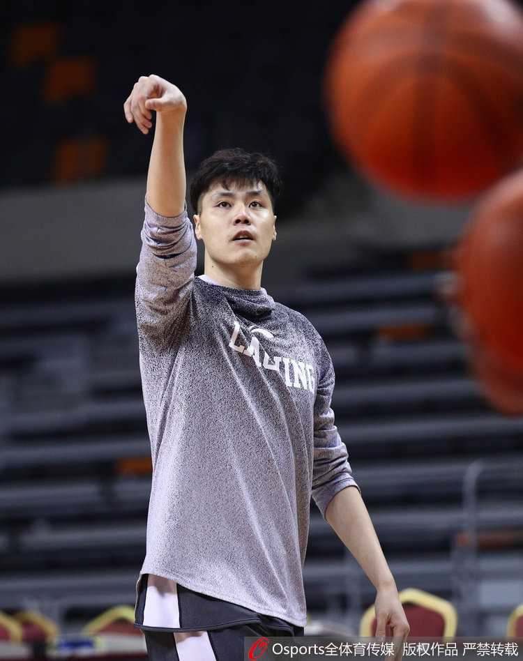 赵继伟在训练中运球穿越防守，灵动的身影彰显着球场大脑的独特风采。