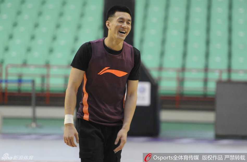 哈德森运球观察后准备跳投，篮球即将离手，眼神中写满自信与坚决。