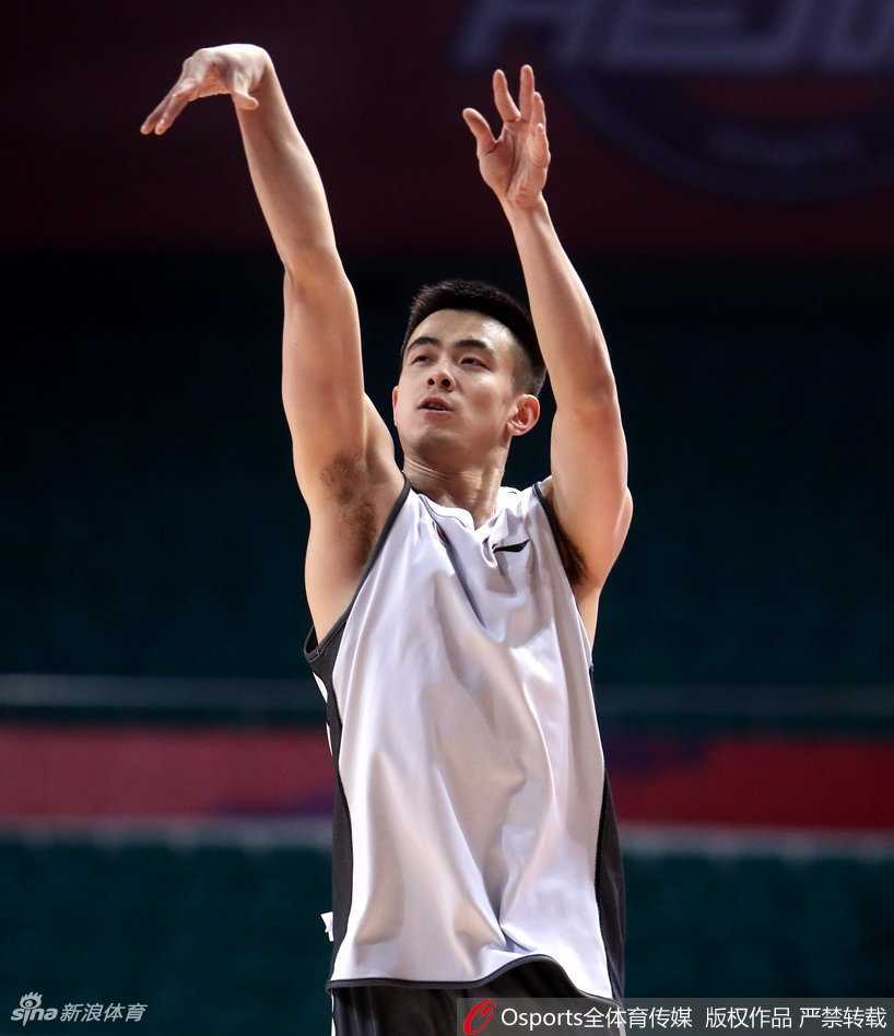 辽篮众将赛前备战,实力与“颜值”齐聚训练场 杨鸣在训练中从容指挥,不愧是公认的CBA门面担当,一举一动尽显大将风度。