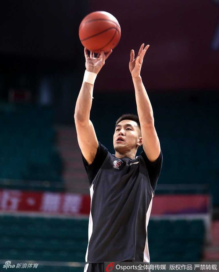 辽篮众将赛前备战,实力与“颜值”齐聚训练场 训练场上,郭艾伦眼神专注,手中篮球仿佛与他心意相通,即将划出完美弧线。