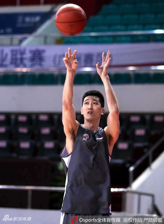 辽篮众将赛前备战,实力与“颜值”齐聚训练场 韩德君在内线展现强大统治力,憨厚的外表下隐藏着细腻的篮下手感,令人赞叹。
