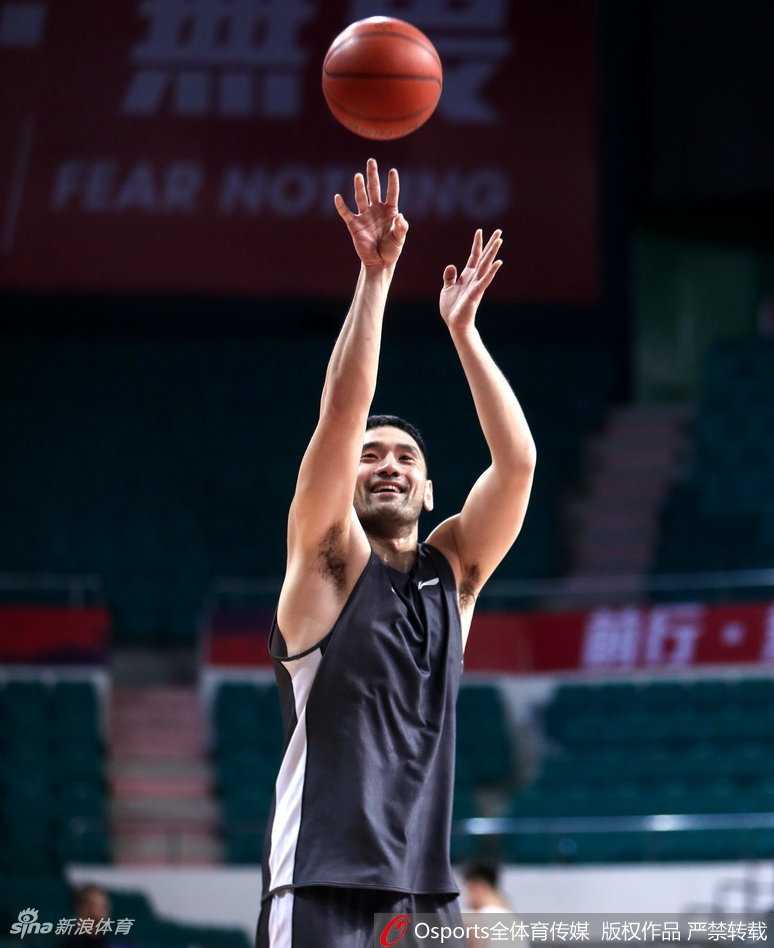 辽篮众将赛前备战,实力与“颜值”齐聚训练场 赵继伟训练后与队友谈笑风生,灵动身影与阳光笑容,构成训练场上一道风景。