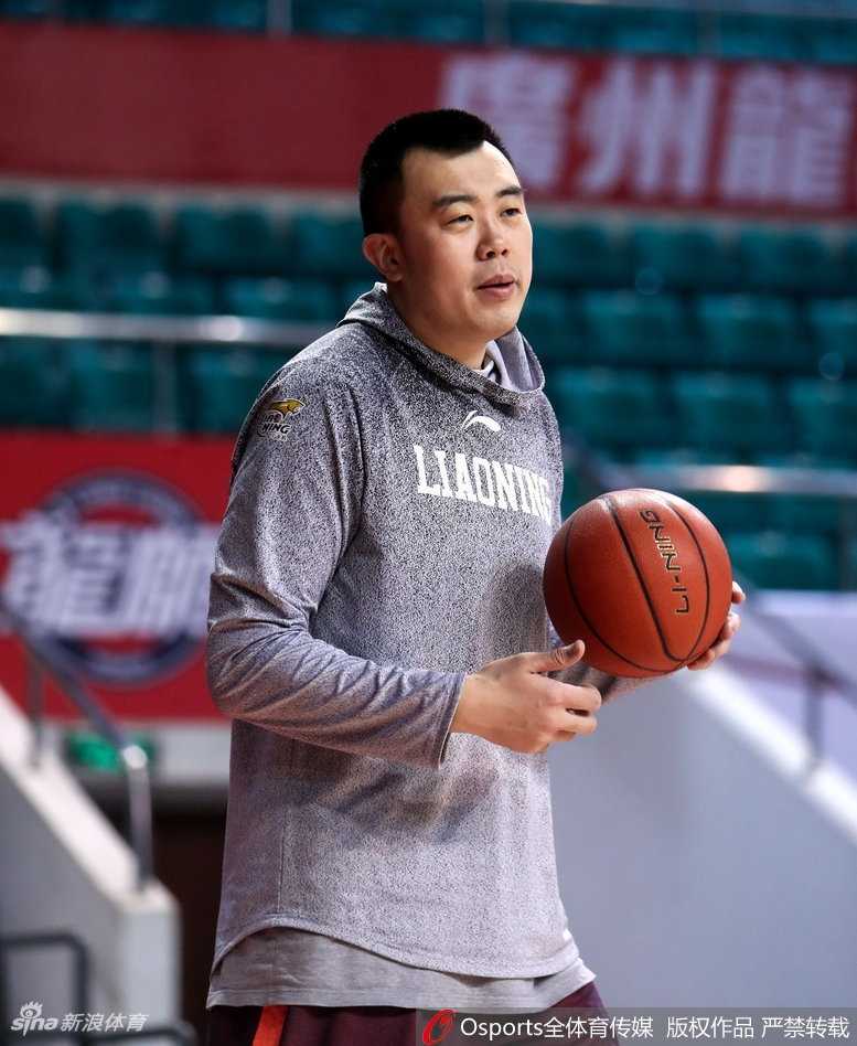 辽篮众将赛前备战,实力与“颜值”齐聚训练场 刘志轩训练中面带“囧”字笑容,人狠话不多的他,用实力诠释另类帅气。