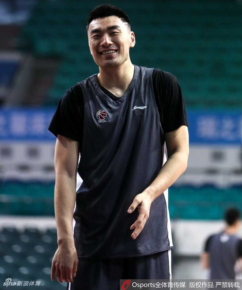 辽篮众将赛前备战,实力与“颜值”齐聚训练场 哈德森训练中手感火热,自信的表情仿佛在说,关键时刻有我接管比赛。