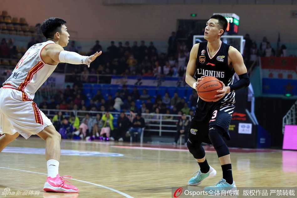 辽篮众将齐发力主场奏凯,郭艾伦犀利突破引领胜利狂潮 哈德森后场紧逼防守,眼神死死盯住对手,他的防守压迫性极强,是辽宁外线第一道大闸。