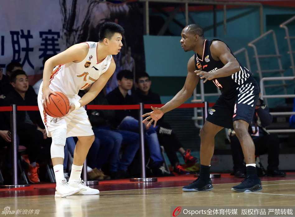 辽篮众将齐发力主场奏凯,郭艾伦犀利突破引领胜利狂潮 韩德君内线暴扣得手,双手紧抓篮筐,霸气尽显,他用最震撼的方式宣告着内线主权。