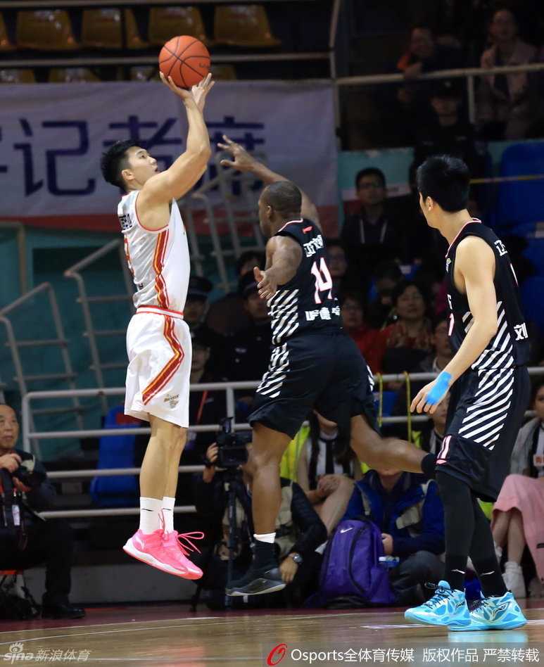 辽篮众将齐发力主场奏凯,郭艾伦犀利突破引领胜利狂潮 杨鸣快攻中飞身暴扣,动作舒展飘逸,这位老将用最劲爆的方式证明自己依然宝刀不老。