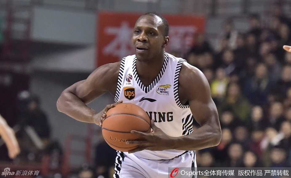 辽篮元旦激战录:哈德森神射定胜局,郭艾伦突破串联送秒传 比赛暂停期间,郭艾伦与队友击掌相庆,脸上洋溢着自信的微笑,替补席上的赵继伟和杨鸣也起身为场上的队友加油鼓劲。