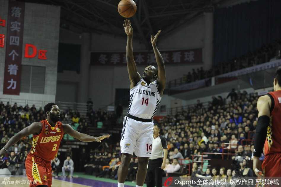 辽篮元旦激战录:哈德森神射定胜局,郭艾伦突破串联送秒传 韩德君在深圳队内线群中高高跃起,以绝对高度完成一记势大力沉的单手劈扣,展现出内线霸主的强悍姿态。