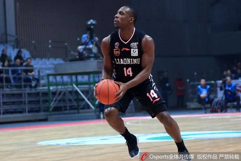 辽篮全华班末节发力 客场大胜八一豪取四连胜 韩德君力劈华山单手劈扣,赵继伟在旁目送皮球入筐