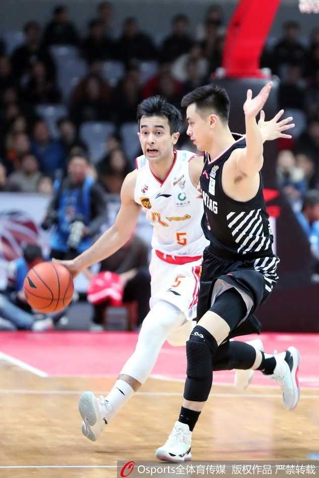 辽篮全华班末节发力 客场大胜八一豪取四连胜 许钟豪禁区背身单打,细腻转身勾手投篮