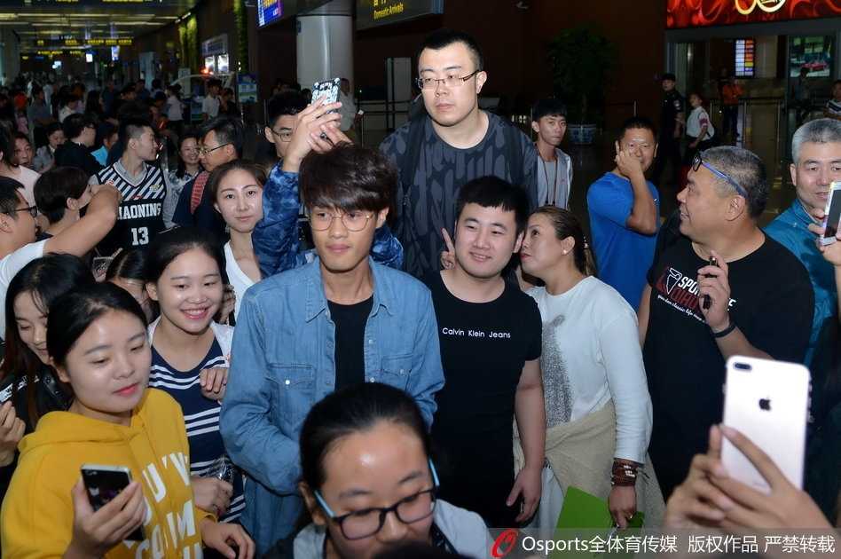 李晓旭低头准备上车，这位硬汉经历重伤后随队夺冠，沉稳中透着坚定