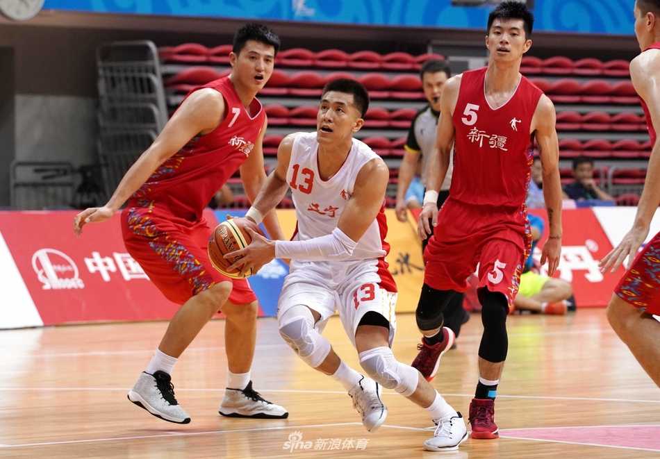 夺冠庆典上，郭艾伦怀抱金牌咧嘴大笑，像个孩子一样开心，身旁的队友们纷纷伸出手触摸这座来之不易的冠军奖杯，每个人的脸上都洋溢着幸福。