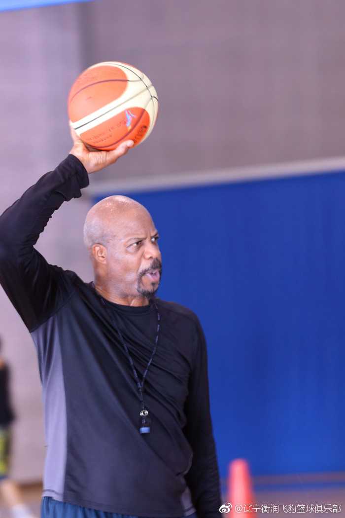 辽篮内线遭遇“美式洗礼”:班克斯首训让大个子们直呼过瘾 暂停间隙,班克斯拿着战术板蹲在地上,像一位战场上的将军,给辽篮弟子们画着精细的进攻跑位路线。