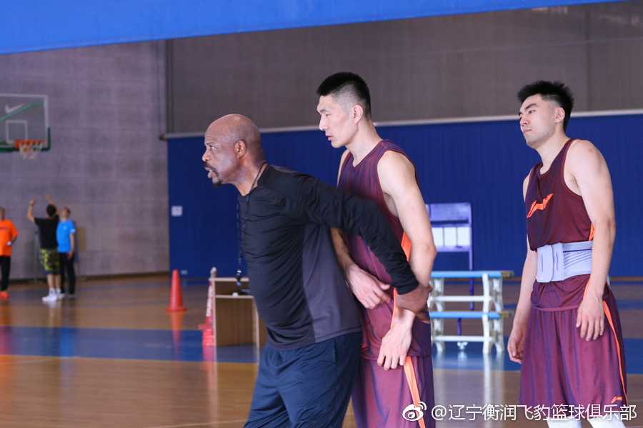 辽篮内线遭遇“美式洗礼”:班克斯首训让大个子们直呼过瘾 班克斯双手扶膝,全神贯注地观察着球员们的脚步移动,仿佛在雕琢一件件艺术品般精益求精。