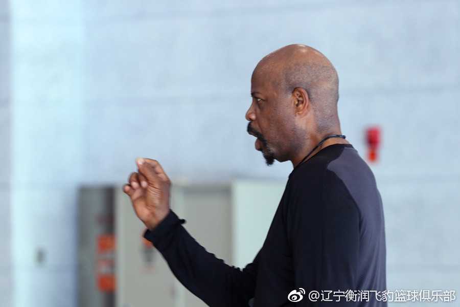 辽篮内线遭遇“美式洗礼”:班克斯首训让大个子们直呼过瘾 在篮下的肌肉丛林里,辽篮内线球员正在班克斯的注视下进行对抗性上篮,眼神中透露出对每一个动作的专注。