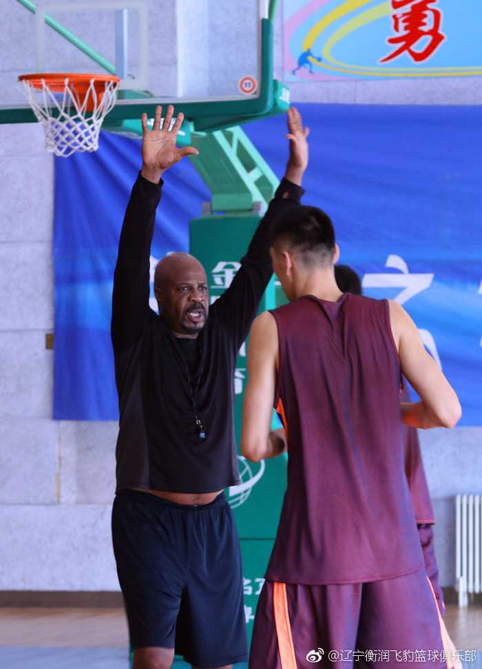 辽篮内线遭遇“美式洗礼”:班克斯首训让大个子们直呼过瘾 尽管汗如雨下,大个子们脸上却洋溢着满足的笑容,班克斯风趣的执教风格让原本枯燥的训练充满了欢声笑语。