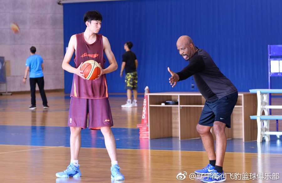 辽篮内线遭遇“美式洗礼”:班克斯首训让大个子们直呼过瘾 班克斯教练目光如炬,亲自为辽篮内线球员进行手把手的低位防守技巧示范,每个细节都逃不过他的眼睛。