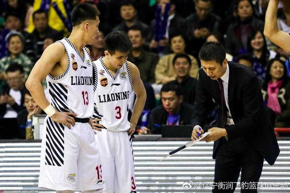 赛后发布会上的郭士强，面对话筒从容自若，眉眼间带着笑意，手中拿着一份技术统计，正在总结球队的表现。