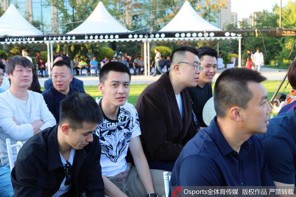 李晓旭与爱妻李旭在亲友的簇拥下切开多层婚礼蛋糕，脸上洋溢着新婚的甜蜜与喜悦