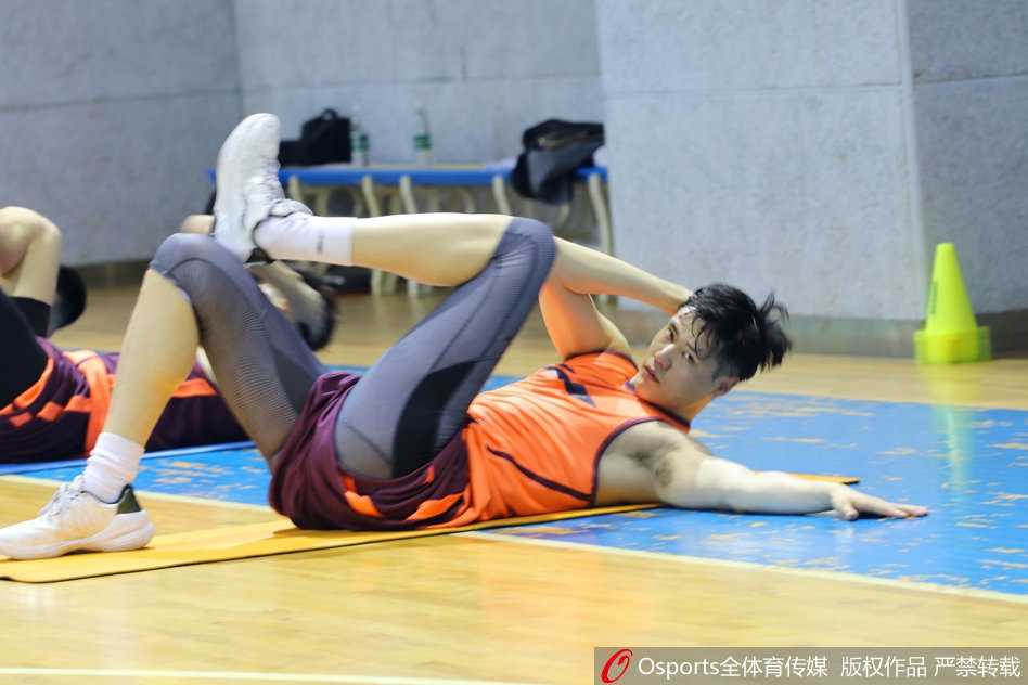 汗水浸透了贺天举的球衣，他咬牙坚持着队医安排的康复训练，单腿独立的身躯像一座不屈的铁塔