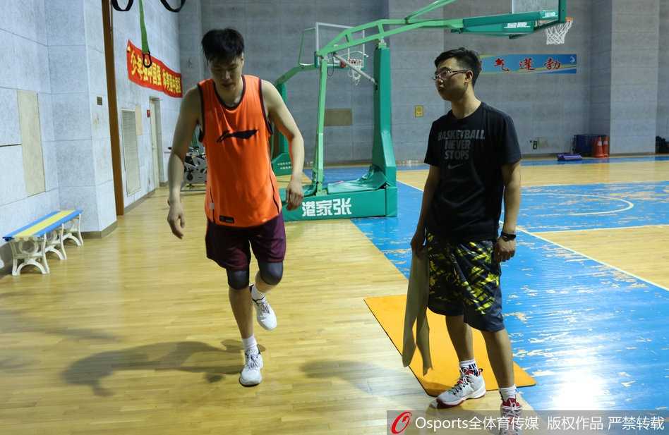 夕阳的余晖洒在贺天举的身上，训练结束后的他显得平静而坚毅，新的征程即将在这片他深爱的球场上开启