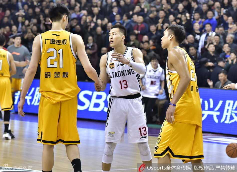 辽篮双子星郭艾伦与赵继伟在逆转取胜后激情对吼庆祝，两人的紧握的双拳与坚毅的眼神宣告着属于辽宁篮球的青春风暴正式回归。