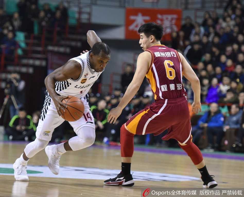 辽宁队哈德森在浙江队严密防守下，以一记标志性的背后运球晃开空间，眼神坚毅地完成高难度跳投。