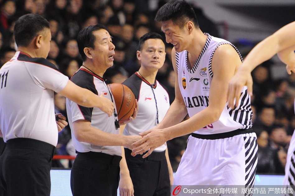 巴斯在篮下接到传球，面对双人包夹毫无惧色，他奋力跃起完成双手暴扣，强大的冲击力让防守球员只能望球兴叹。