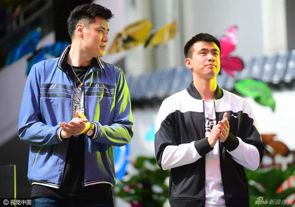 辽篮双子星闪耀盛京:赵继伟贺天举重逢见面会,引爆球迷狂热夏天 赵继伟与贺天举并肩步入会场,两人都穿着休闲便装,脸上挂着灿烂的笑容,赵继伟眼神灵动,贺天举则显得沉稳帅气,举手投足间默契十足,仿佛一对亲兄弟在自家后院闲聊。